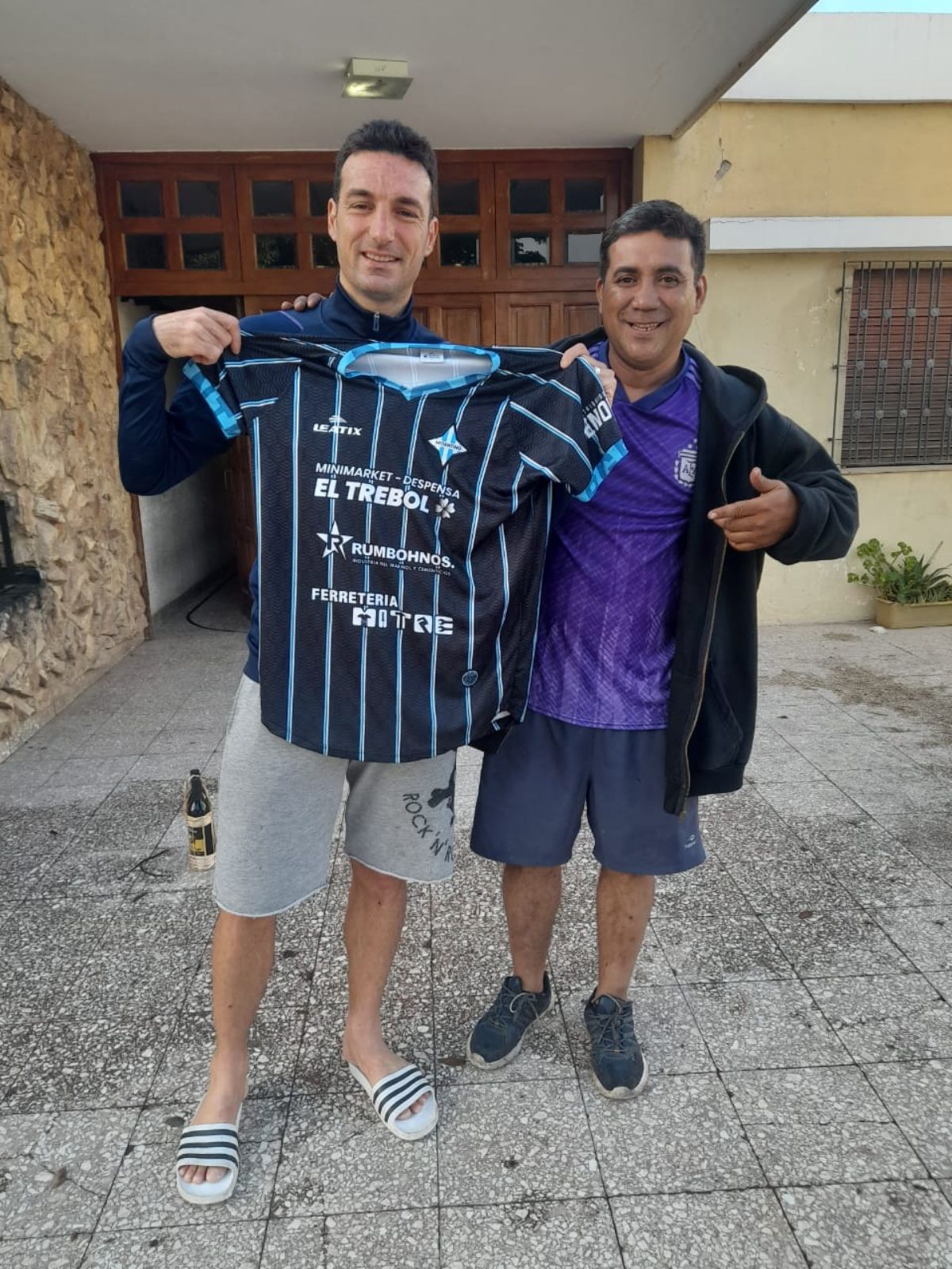 Sencillo y de entrecasa. Así lo recibió Scaloni a Flavio Sosa, quien además de regalo le llevó una camiseta del Atlético Argentino.