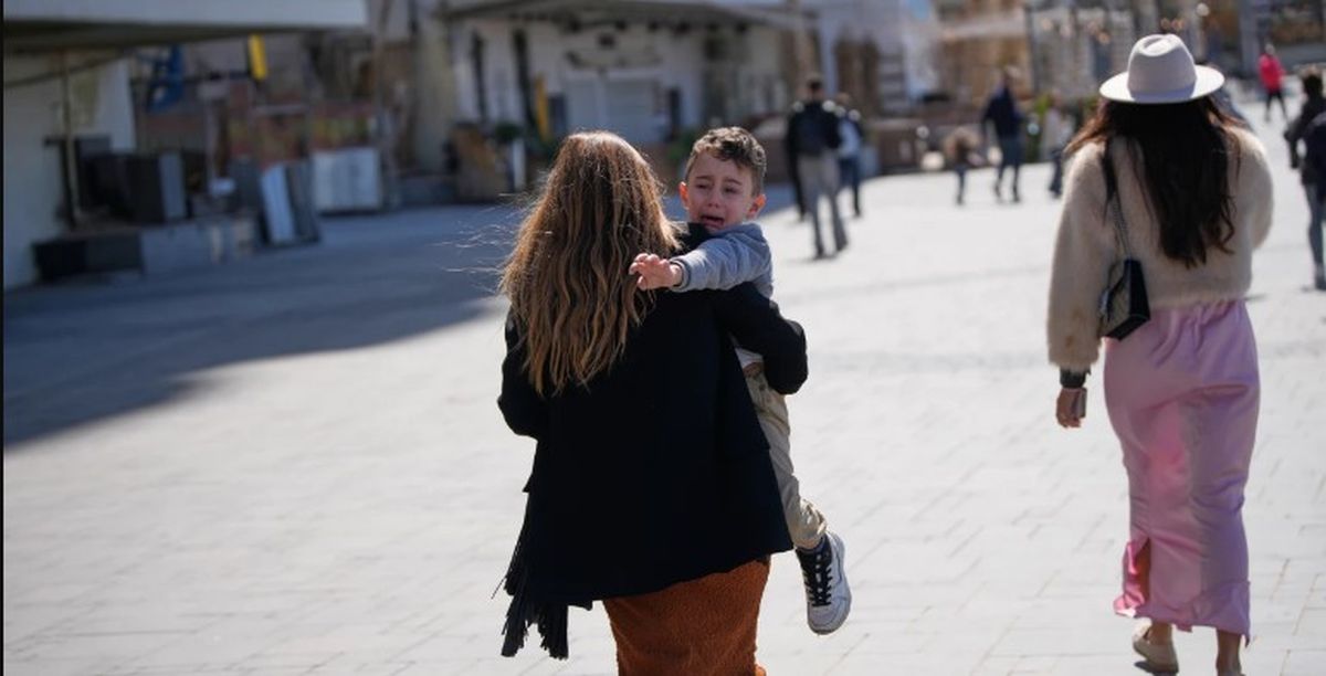 La gente corre a refugiarse mientras suenan las sirenas de advertencia tras el lanzamiento de un misil hacia Israel, en Tel Aviv, Israel, este sábado 28 de febrero de 2026 La gente corre a refugiarse mientras suenan las sirenas de advertencia tras el lanzamiento de un misil hacia Israel, en Tel Aviv, Israel, este sábado 28 de febrero de 2026