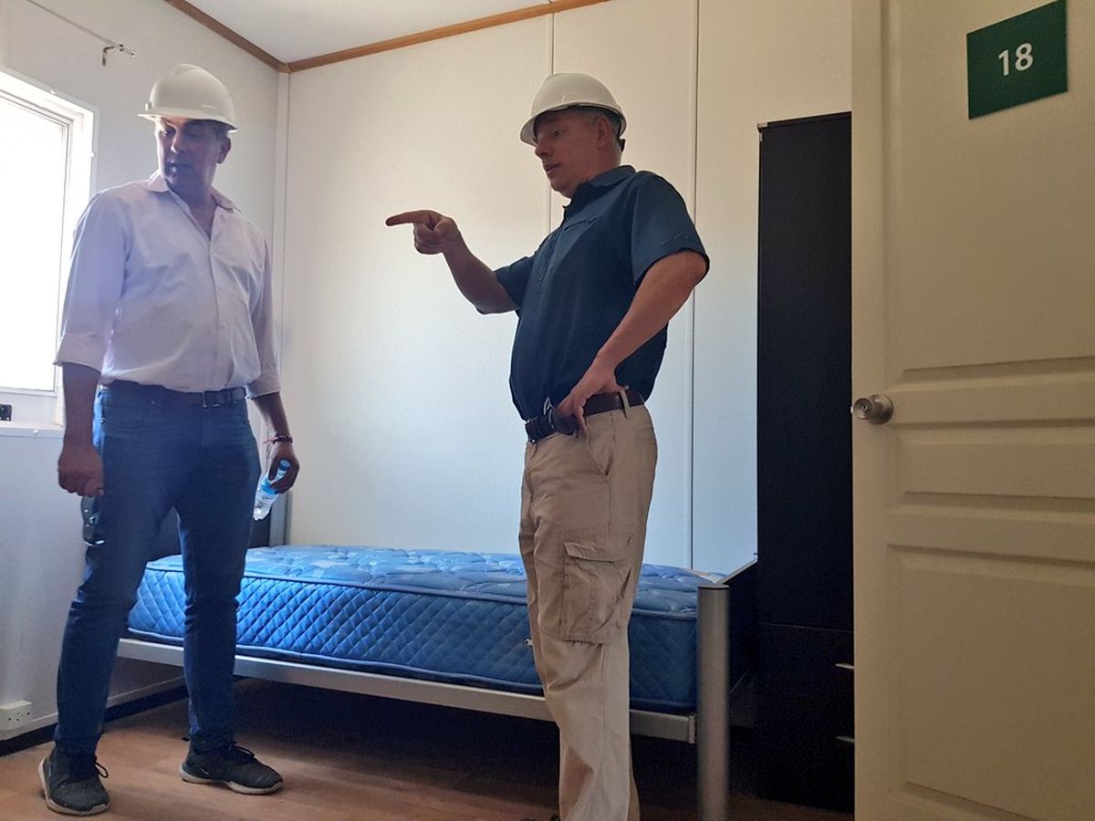 Polo Logístico. Por ahora, el proyecto que ofrece albergue y comodidades a empresas petroleras de la zona es la única etapa del proyecto PRC que está en funcionamiento. El ministro Vaquié y el titular de la empresa, Emilio Guiñazú, visitaron el predio en 2021.