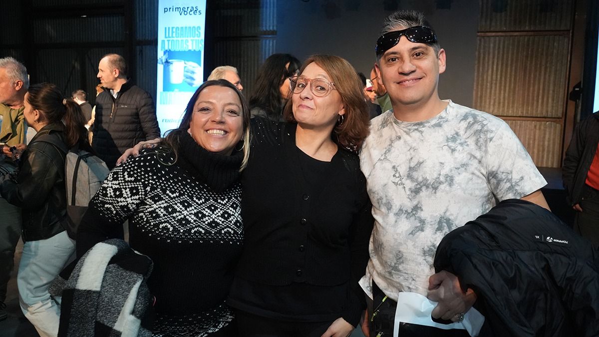 Patricia "Pato" Amico, la locutora histórica de "Primeras Voces", fue de las más solicitadas para las fotos con sus oyentes. Patricia "Pato" Amico, la locutora histórica de "Primeras Voces", fue de las más solicitadas para las fotos con sus oyentes.