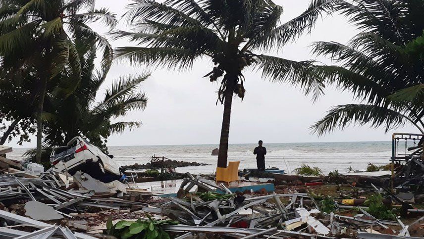 Los muertos por el tsunami en Indonesia ya superan los 400
