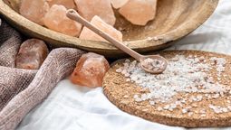 Rituales: sal, cuarzo rosa y agua para el último domingo del mes.