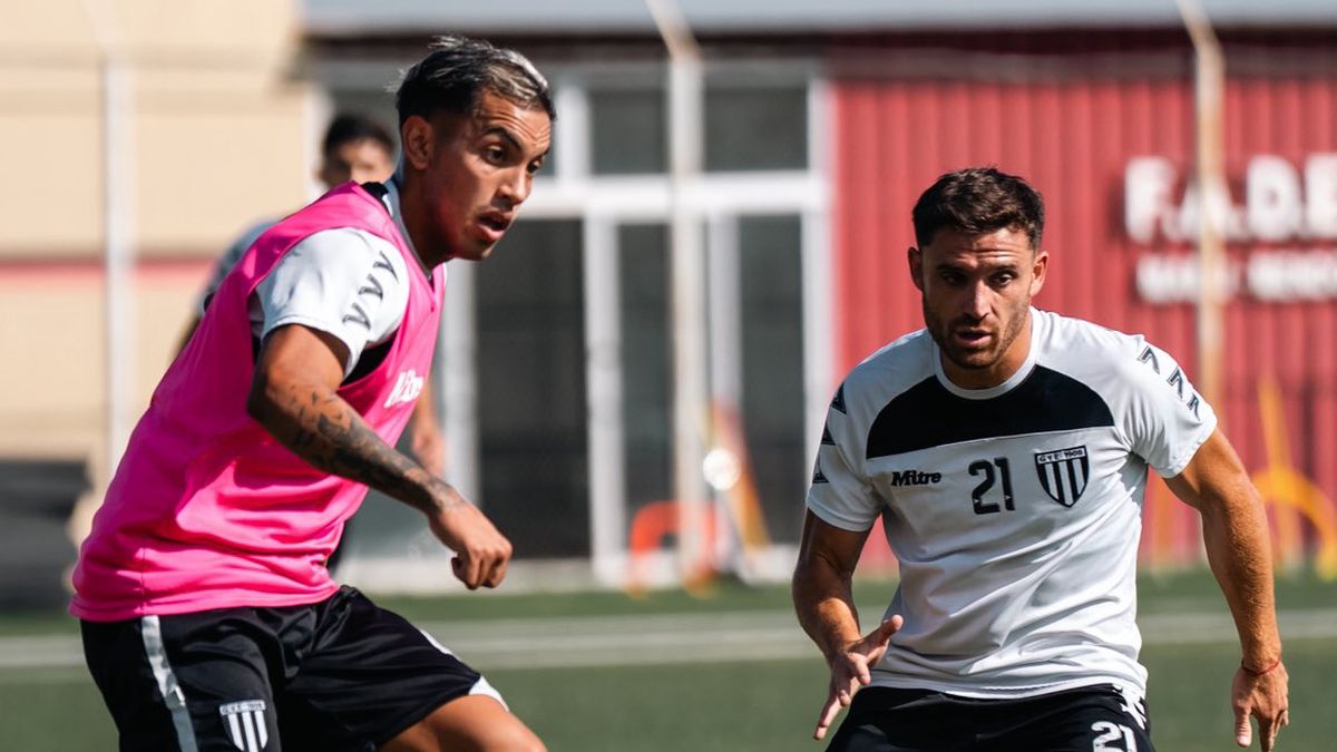 Ismael cortez domina la pelota frente a la marca de Fermín Antonini.