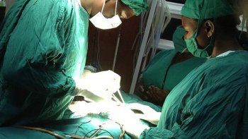 El bebé con 8 extremidades se recupera tras ser operado