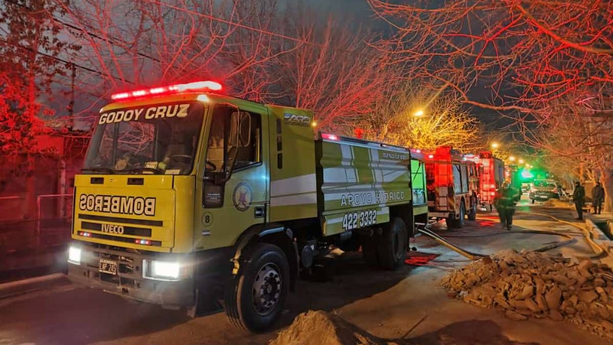 Cinco dotaciones de bomberos trabajaron para controlar las llamas y que no se propagaran a las casas colindantes. Cinco dotaciones de bomberos trabajaron para controlar las llamas y que no se propagaran a las casas colindantes.