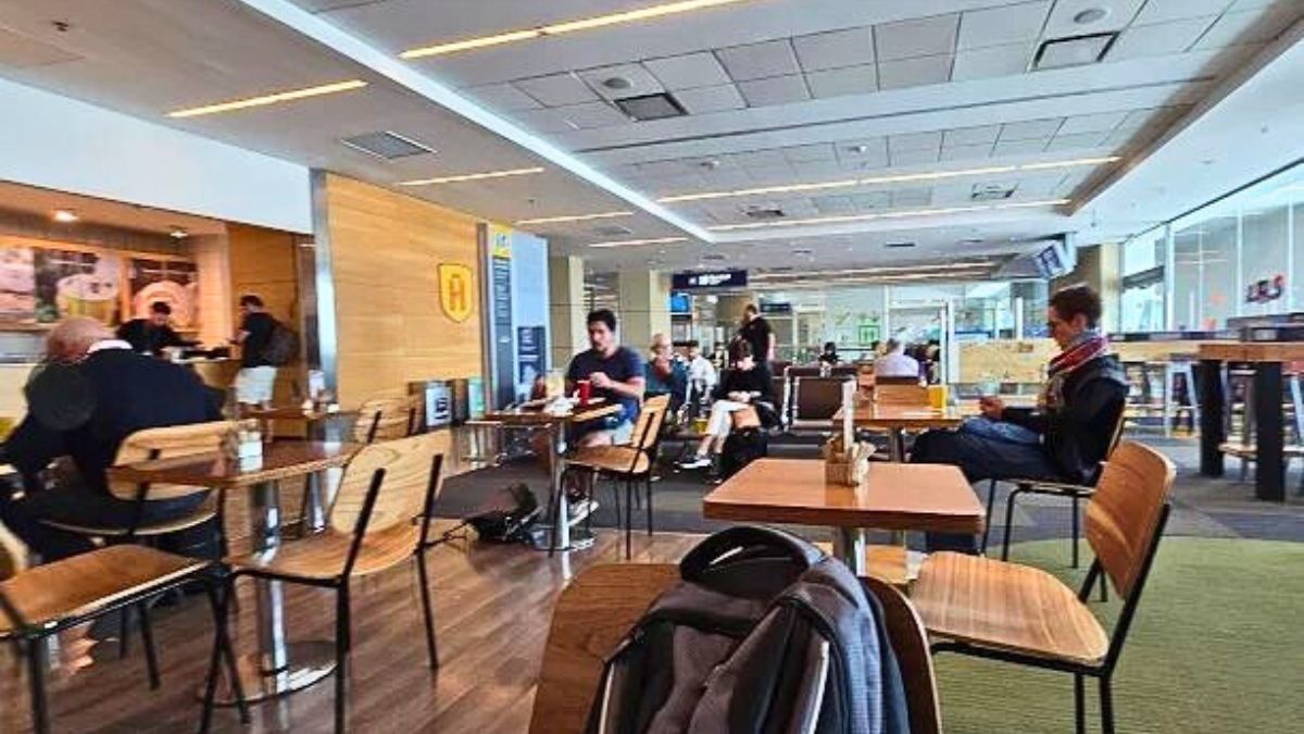 Por la incertidumbre y falta de información hubo pasajeros que se decidieron por esperar adentro del aeropuerto que les dieran datos sobre sus vuelos