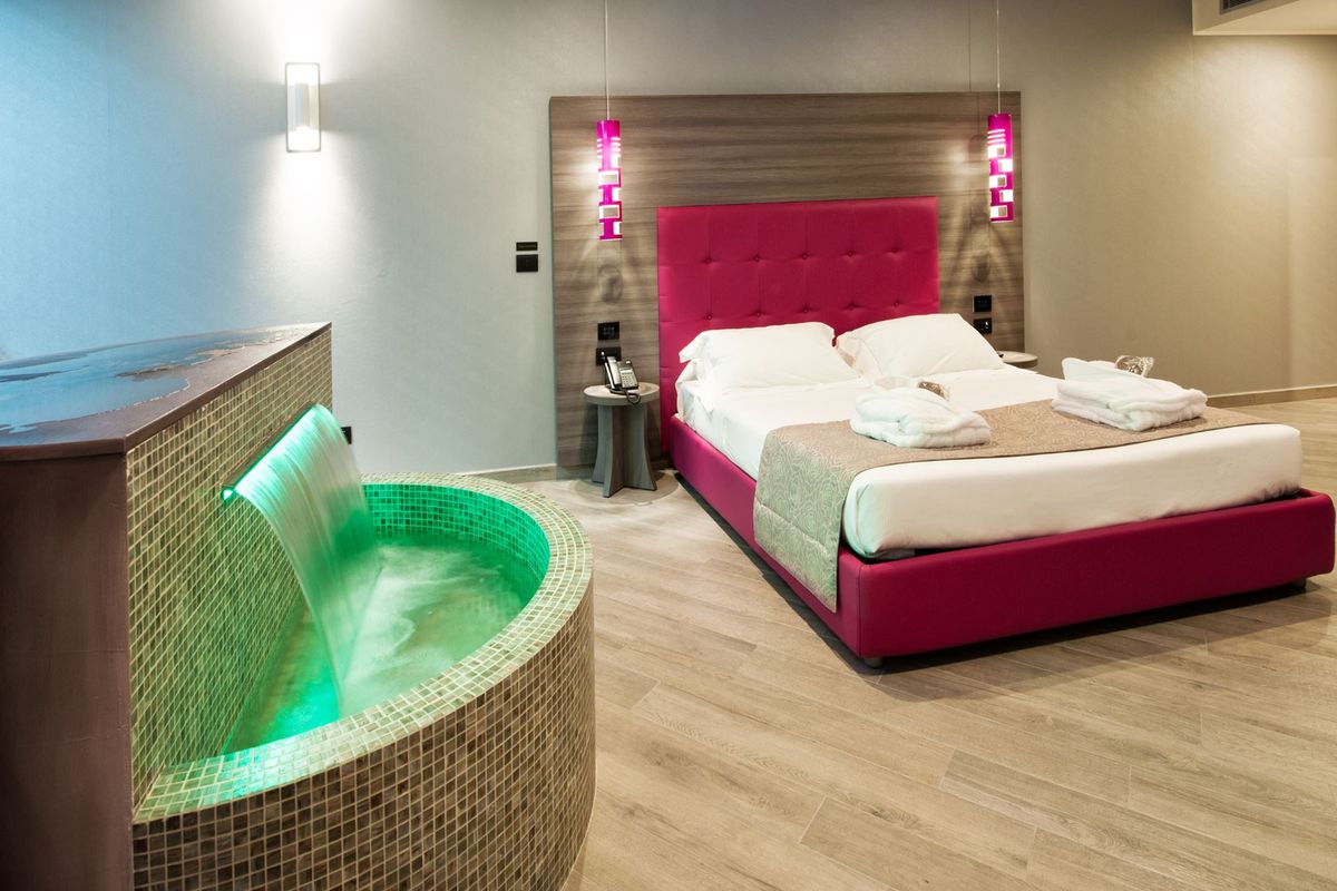 Escrachados. Un telo escrachó a una pareja que se robó las sábanas.