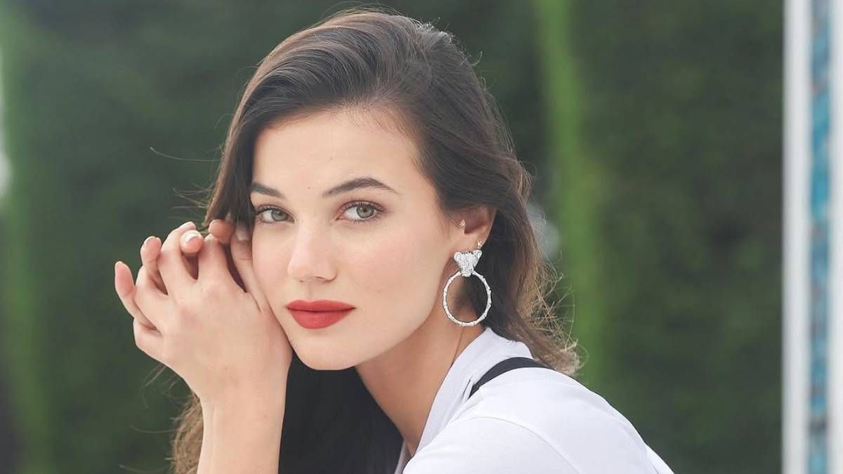 Pinar Deniz protagoniza en Netflix la serie Amor 101. Foto: gentileza pinarrdenizzz.