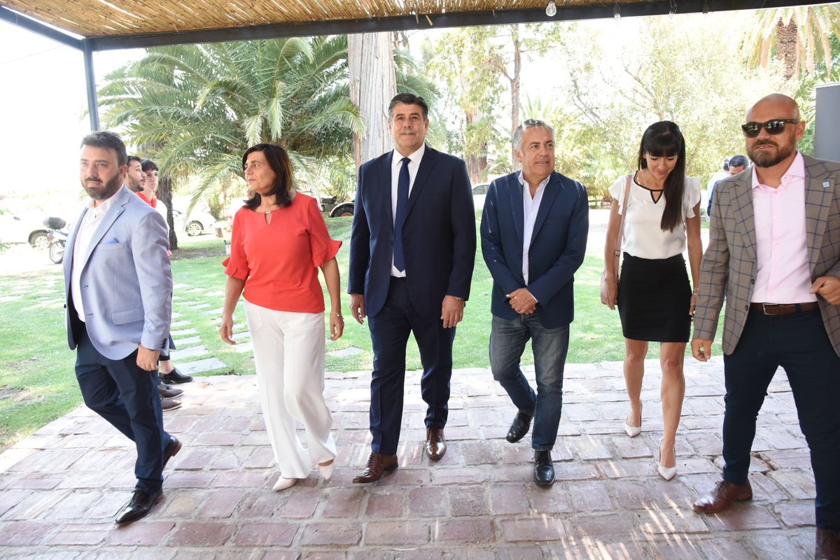 Mario Abed llegó acompañado por la ministra de Cultura y Turismo, Mariana Juri; el intendente de Godoy Cruz, Tadeo García Zalazar, y los legisladores nacionales Pamela Verasay y Alfredo Cornejo.