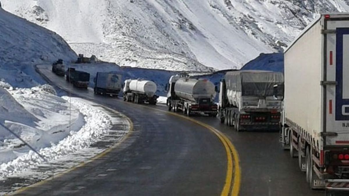 Largas filas de camiones en el paso a Chile para poder circular por la ruta 7. Largas filas de camiones en el paso a Chile para poder circular por la ruta 7.