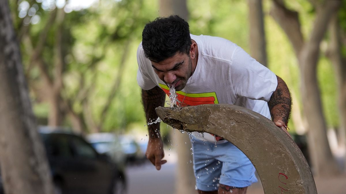 Se viene un calor intenso en Mendoza según el pronóstico y habrá que estar hidratado para sobrellevarlo 