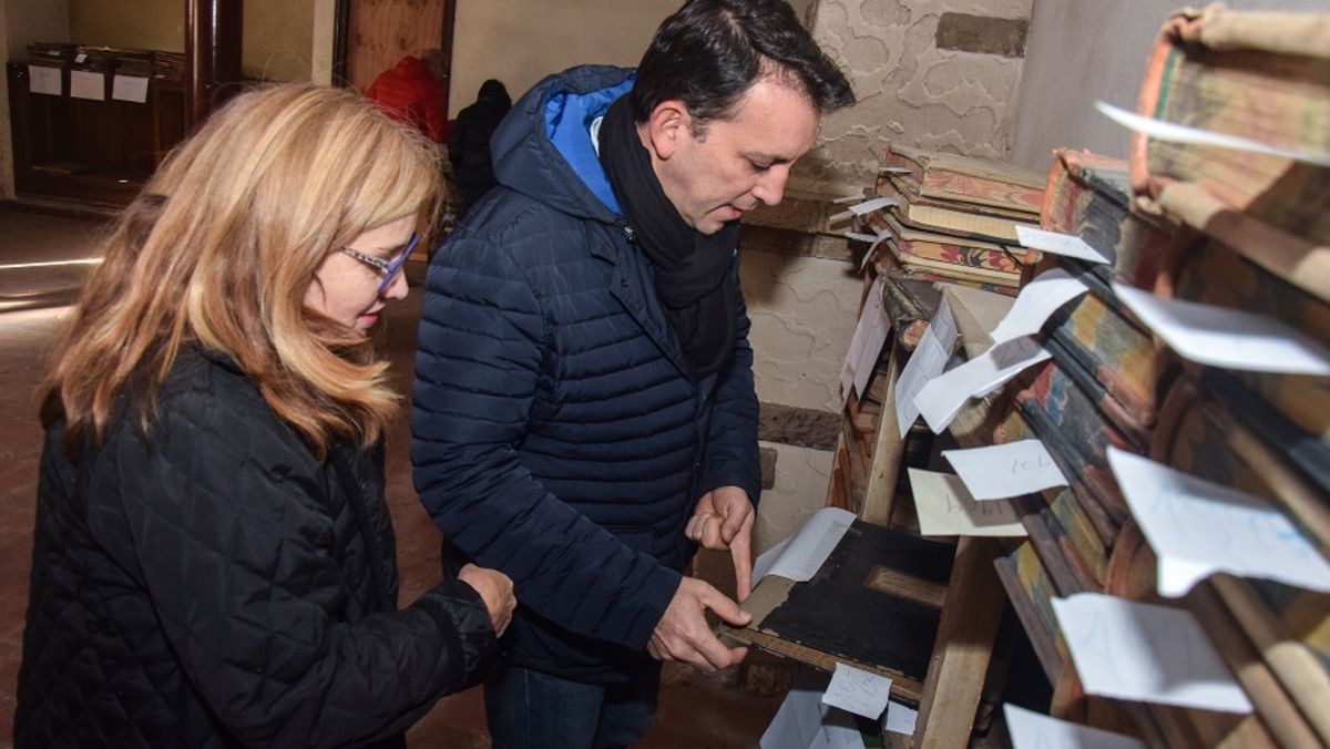 El intendente de Godoy Cruz revisó en la vivienda anexa de la bodega Arizu los archivos históricos de la empresa que levantara el edificio a fines del siglo XIX -1890-.