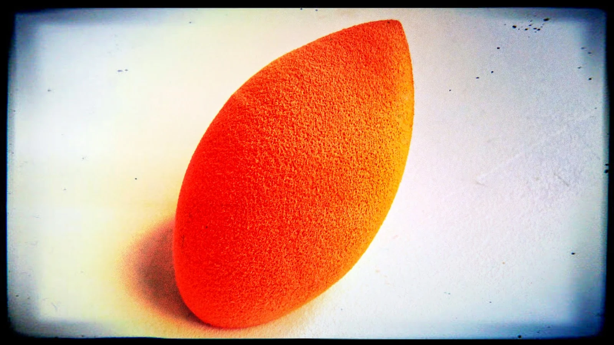 La esponja de maquillaje debe renovarse cada tres meses. La esponja de maquillaje debe renovarse cada tres meses. 