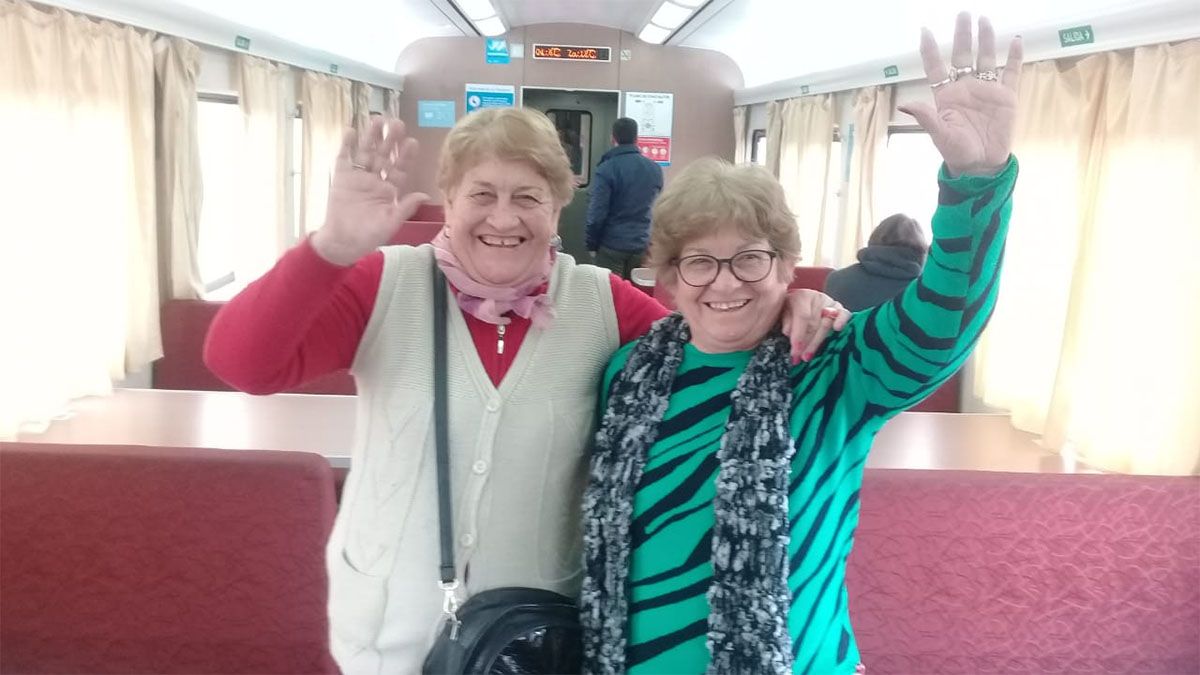 Los mendocinos subieron al tren en Mendoza con mucha alegría de poder utilizar nuevamente este servicio, luego de 30 años de estar paralizado.