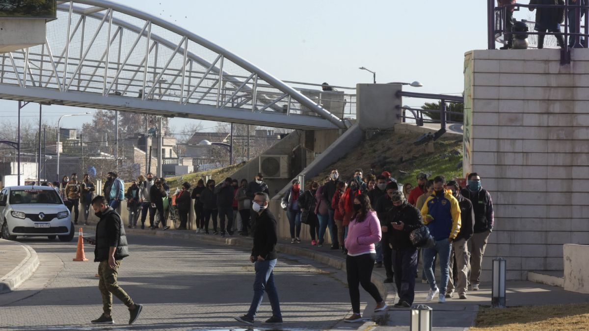 Largas colas, que sin embargo se mueven muy rápido se pueden apreciar en los vacunatorios. Se pidió desde las autoridades de salud que se respeten los horarios otorgados para la vacunación.