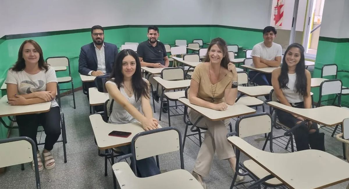Autoridades de Vendimia Solidaria junto a los nuevos becados en la sede de San Juan.