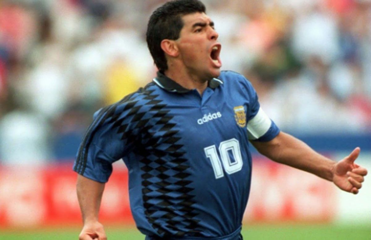 El último gol de Diego en mundiales, fue a Grecia y con camiseta azul