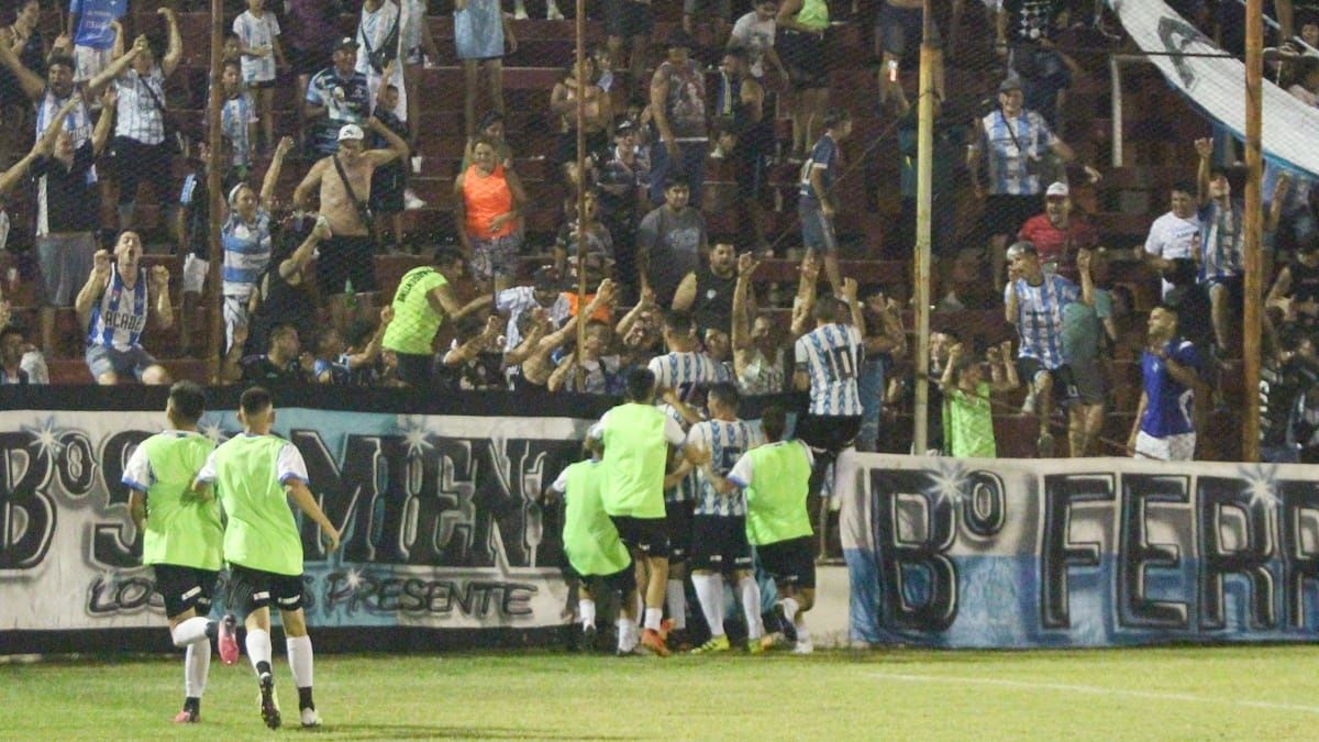Facundo Lucero marcó el gol para el Atlético Argentino y festejó con los hinchas que llegaron de San José. Facundo Lucero marcó el gol para el Atlético Argentino y festejó con los hinchas que llegaron de San José.