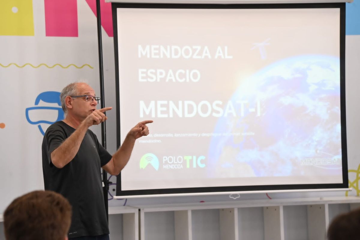 El coordinador Ernesto Chediak explica a los asistentes a este encuentro en el Parque TIC los objetivos del proyecto espacial mendocino. El coordinador Ernesto Chediak explica a los asistentes a este encuentro en el Parque TIC los objetivos del proyecto espacial mendocino.