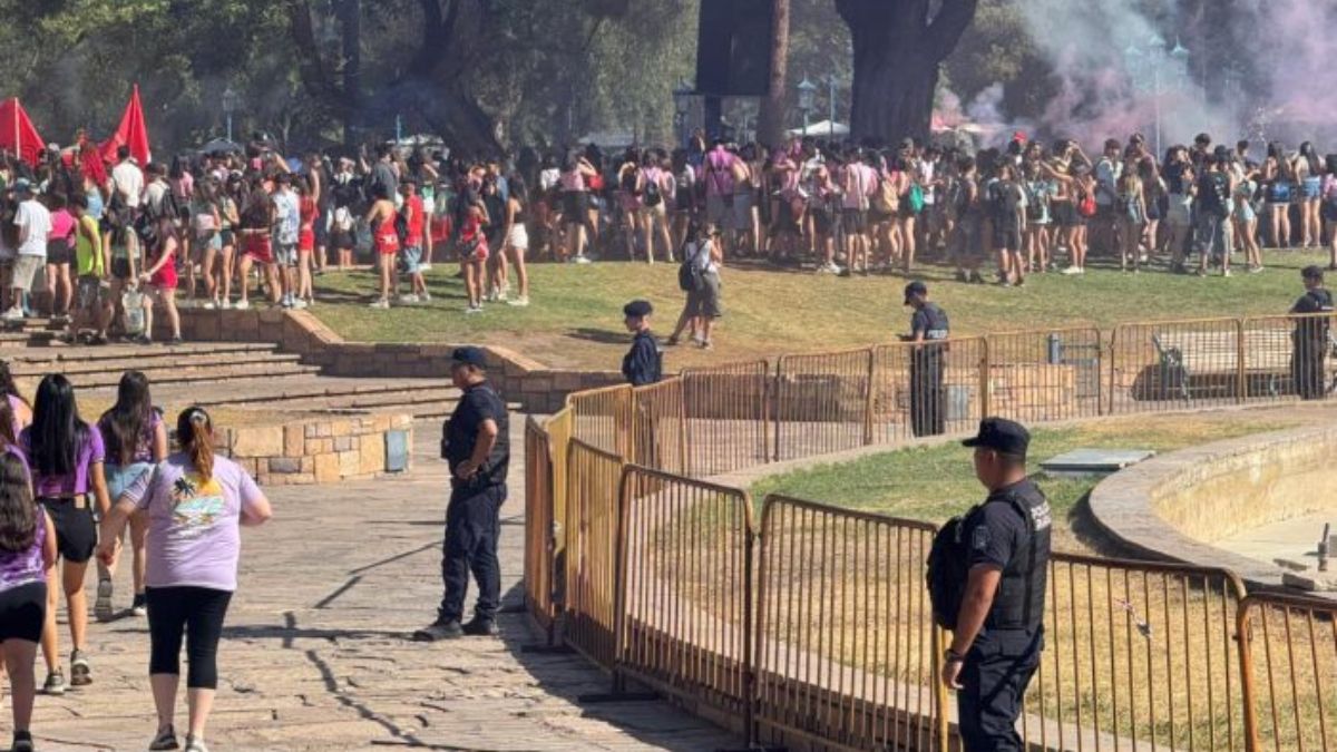 La Policía tuvo que intervenir para detener a 20 personas que generaron disturbios en el banderazo estudiantil.