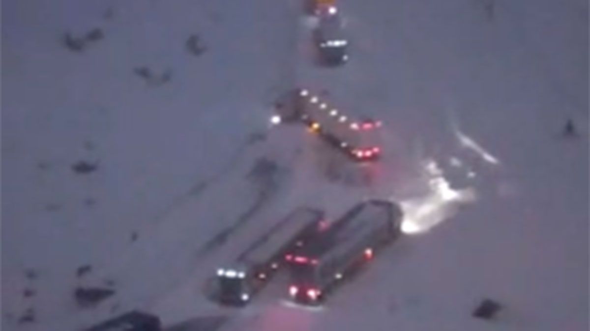 Imagen aérea del momento que un camión quedó cruzado en plena ruta en medio de un fuerte temporal de nieve en Alta Montaña.