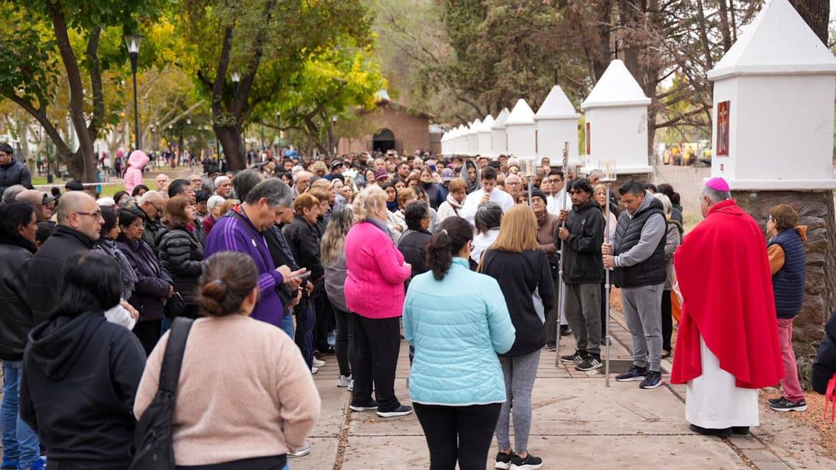 Desde temprano los fieles se sumaron al calvario de Carrodilla. Desde temprano los fieles se sumaron al calvario de Carrodilla.