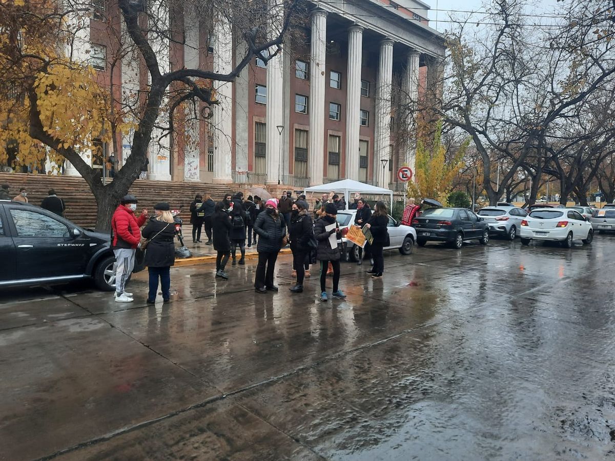 Un momento de la protesta de abogados en las escalinatas de los tribunales de Mendoza.