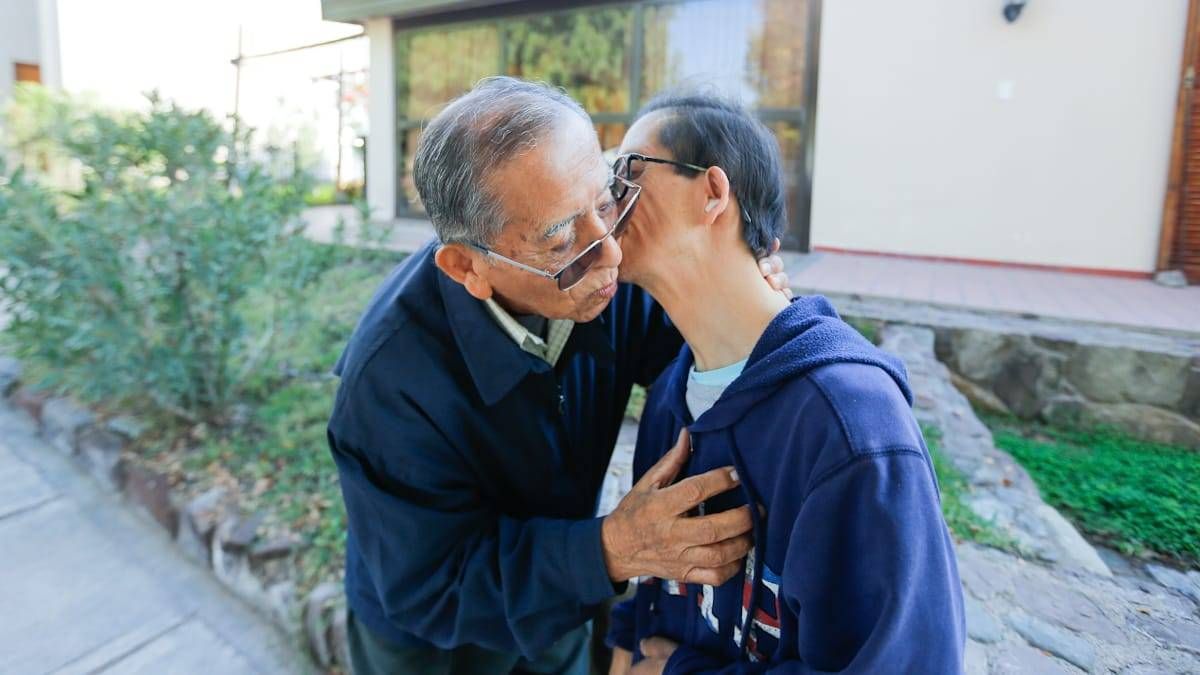 La ternura de Carlos y Fede. "Yo lo conozco como nadie", dice el papá, de 87 años. Un ejemplo para todos los padres del mundo. La ternura de Carlos y Fede. "Yo lo conozco como nadie", dice el papá, de 87 años. Un ejemplo para todos los padres del mundo.