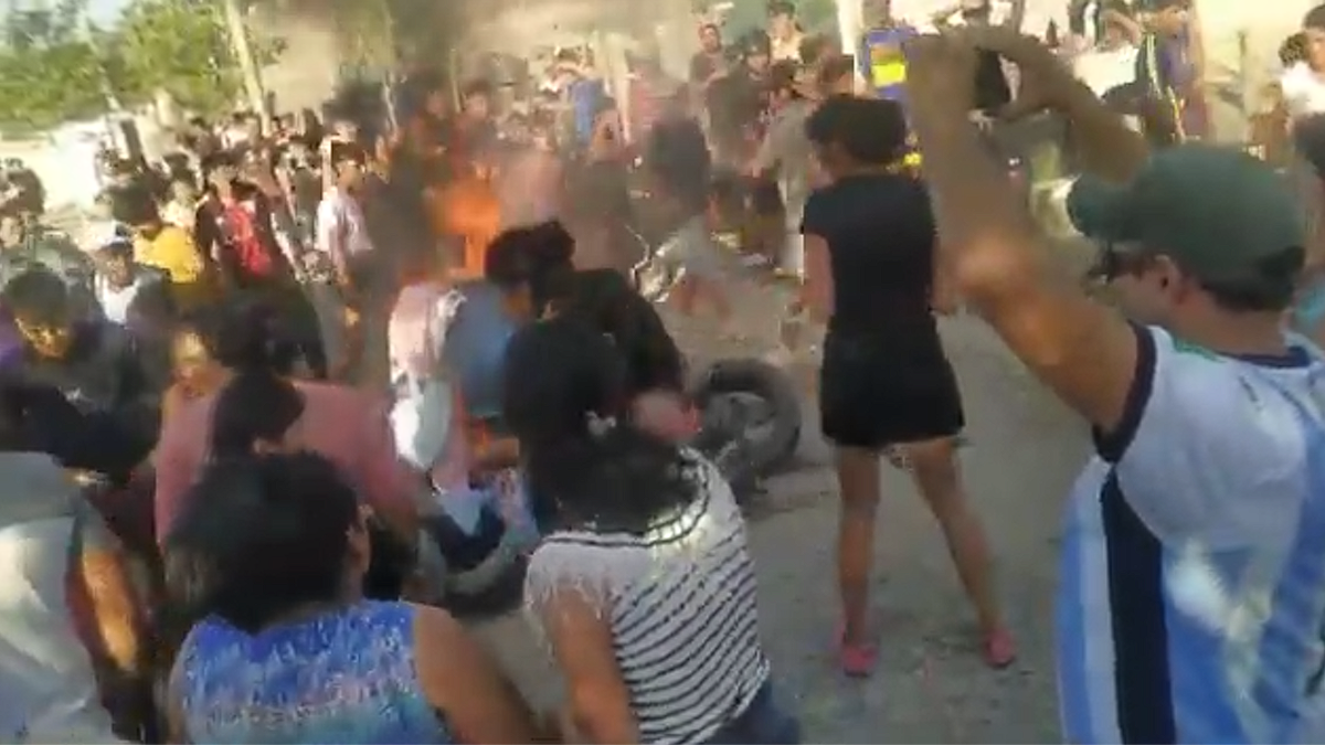 Hartos de los hechos de inseguridad, ingresaron con violencia a la vivienda de los supuestos ladrones y prendieron fuego muebles, neumáticos y más.