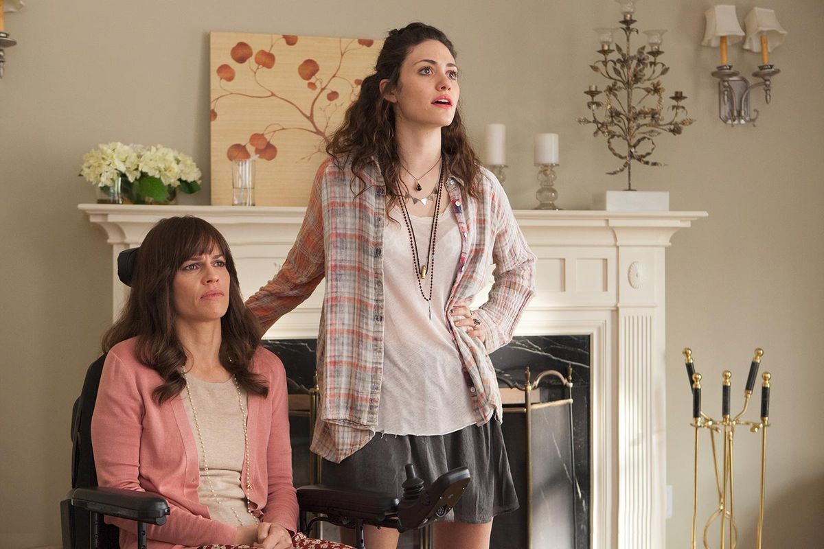 Hilary Swank interpreta a Kate y Emmy Rossum hace de Bec.