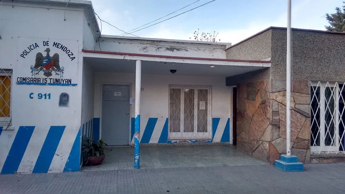 El sujeto de 37 años que protagonizó una escena de violencia familiar y luego se encaramó a los techos para evitar el accionar de la Policía de Mendoza, finalmente fue detenido y derivado a la Comisaría 15° de Tunuyán.