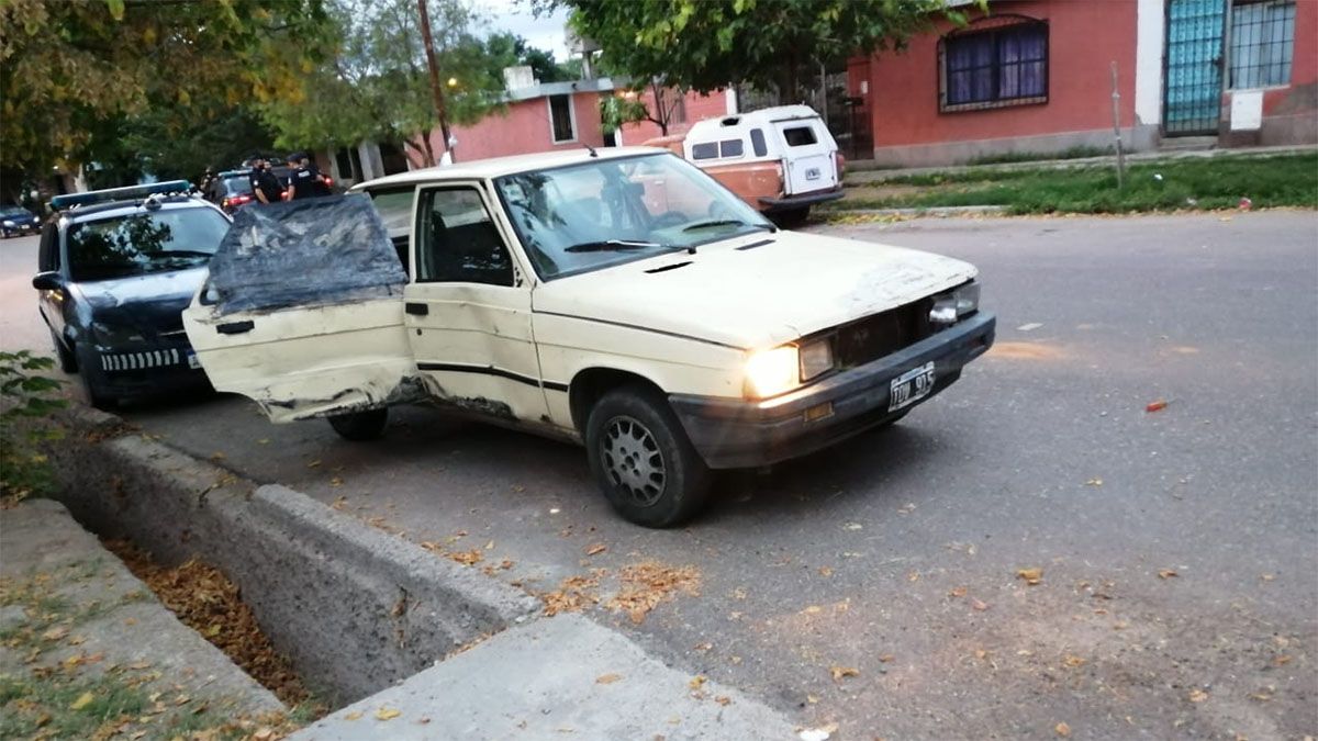 El auto en el que se fugaron los delincuentes