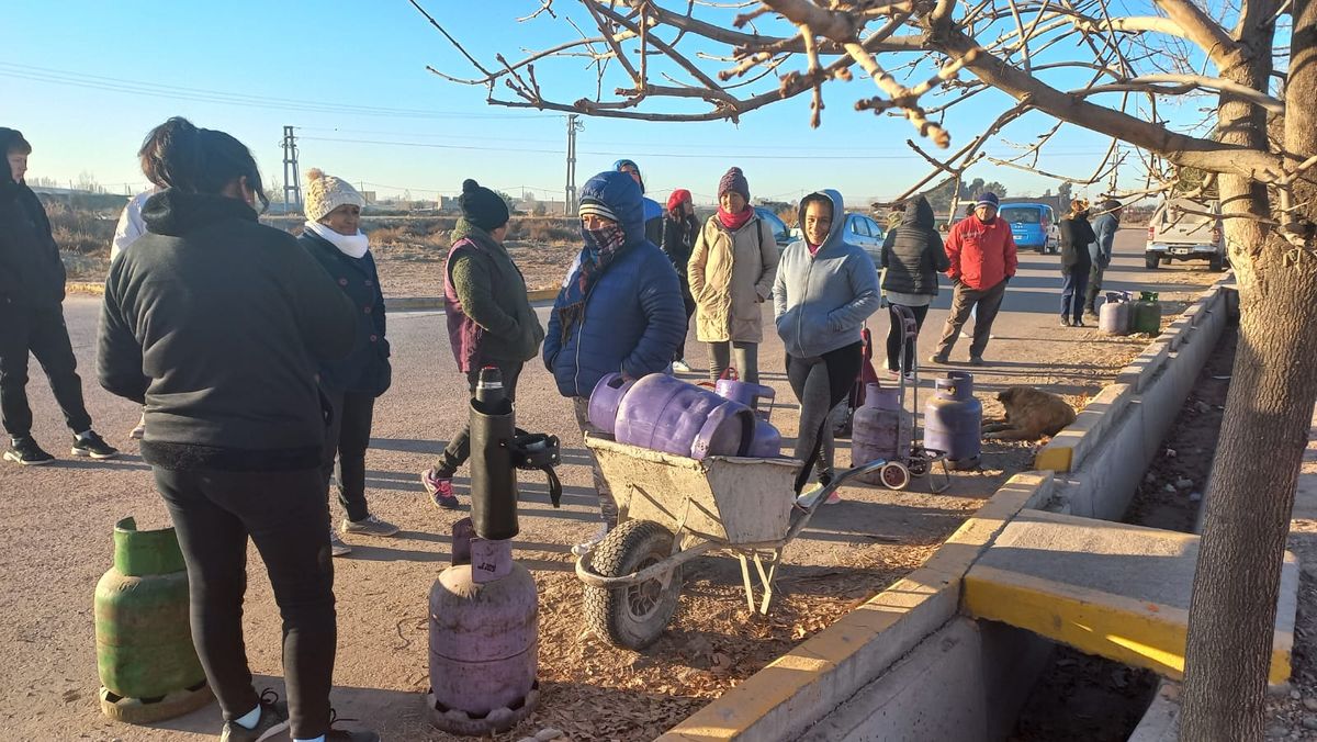 Vecinos de Ugarteche esperando su turno para comprar una garrafa social. Vecinos de Ugarteche esperando su turno para comprar una garrafa social.