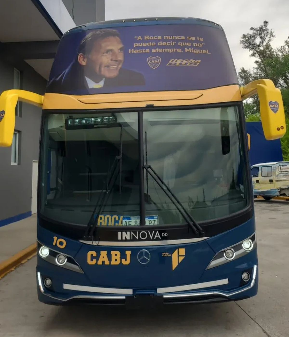 El micro de Boca con la imagen de Miguel &Aacute;ngel Russo.
