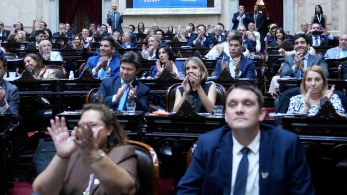 Algunos diputados durante la sesión, que fue muy larga y se extendió hasta altas horas. Algunos diputados durante la sesión, que fue muy larga y se extendió hasta altas horas.