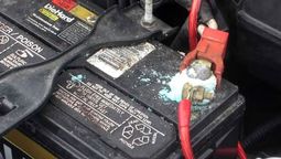 La batería del auto puede desgastarse de muchos maneras, siendo la corrosión una de las peores causas.