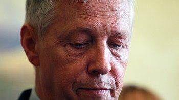Renunció el primer ministro de Irlanda por la crisis del gobierno