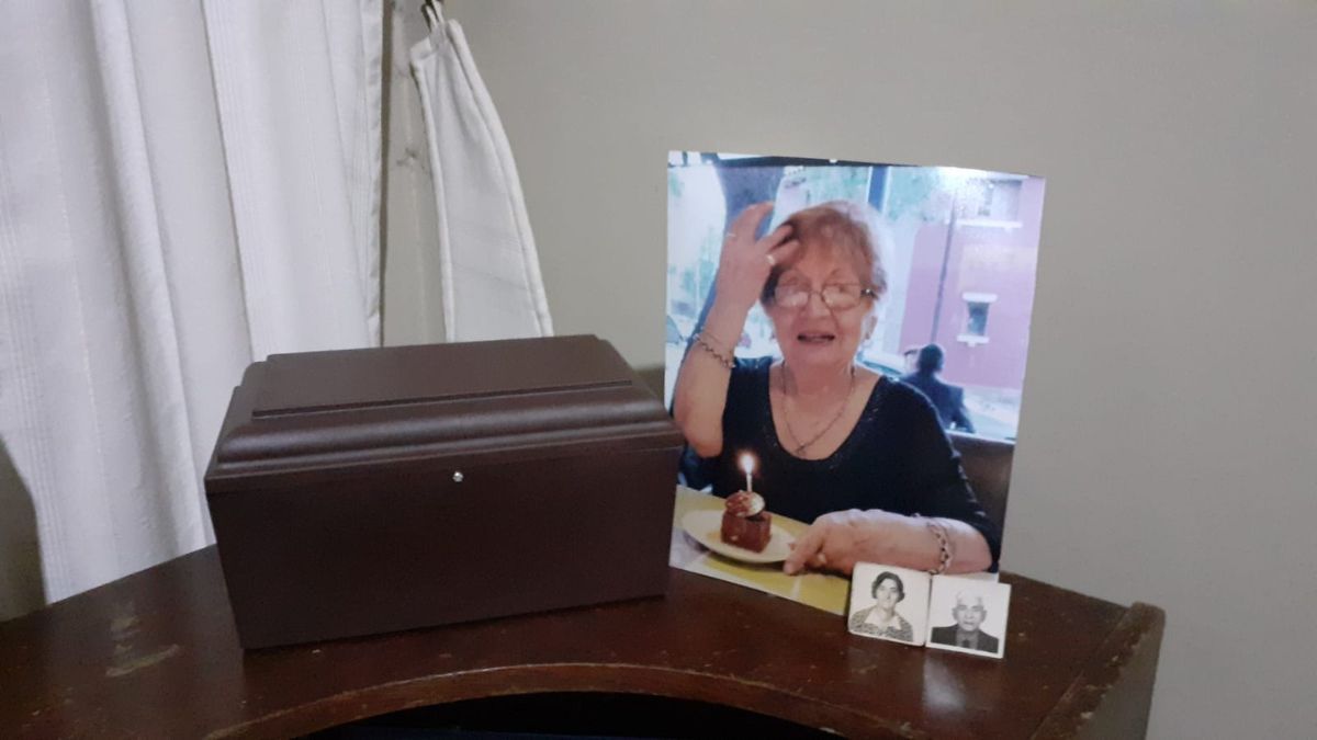 En este cofre, que fue sustraído durante un robo, se encontraban las cenizas de Hortencia Gómez, quien falleció en el 2021. Su familia pidió que las devuelvan para poder despedirla.&nbsp;