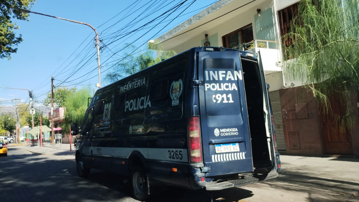 Custodia policial en la zona de adyacencia de la comuna de Las Heras. Fotos: Pablo Gamba Custodia policial en la zona de adyacencia de la comuna de Las Heras. Fotos: Pablo Gamba