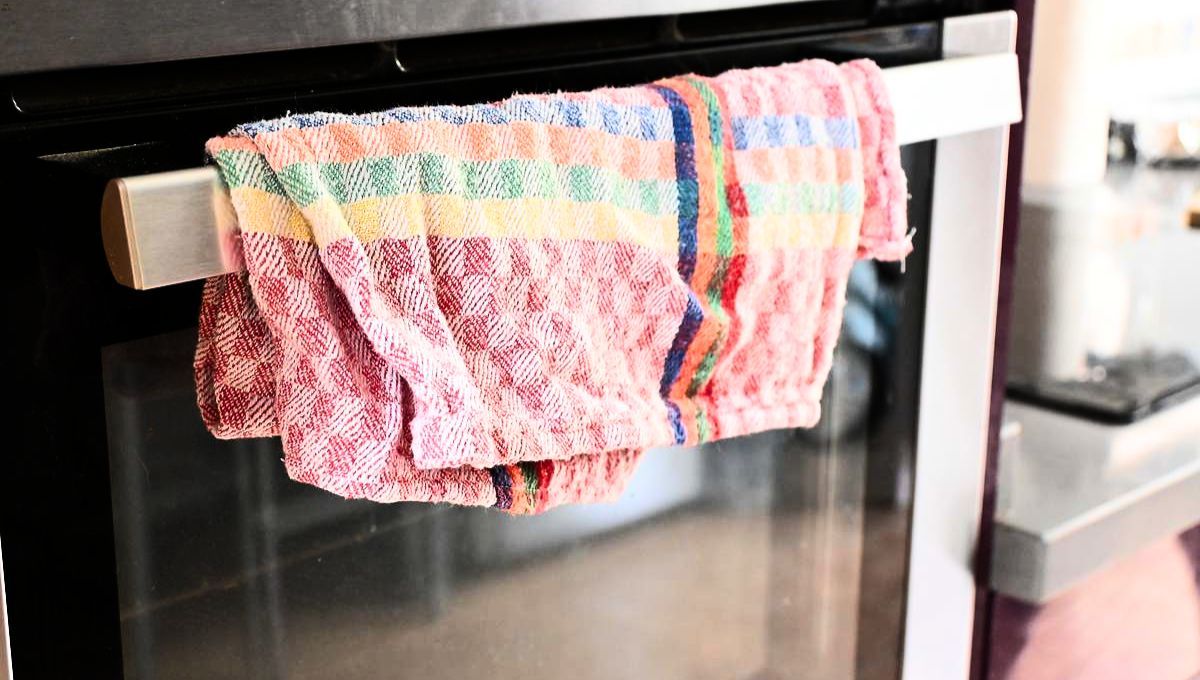 El repasador de la cocina ya no debe ser más colgado en el horno 