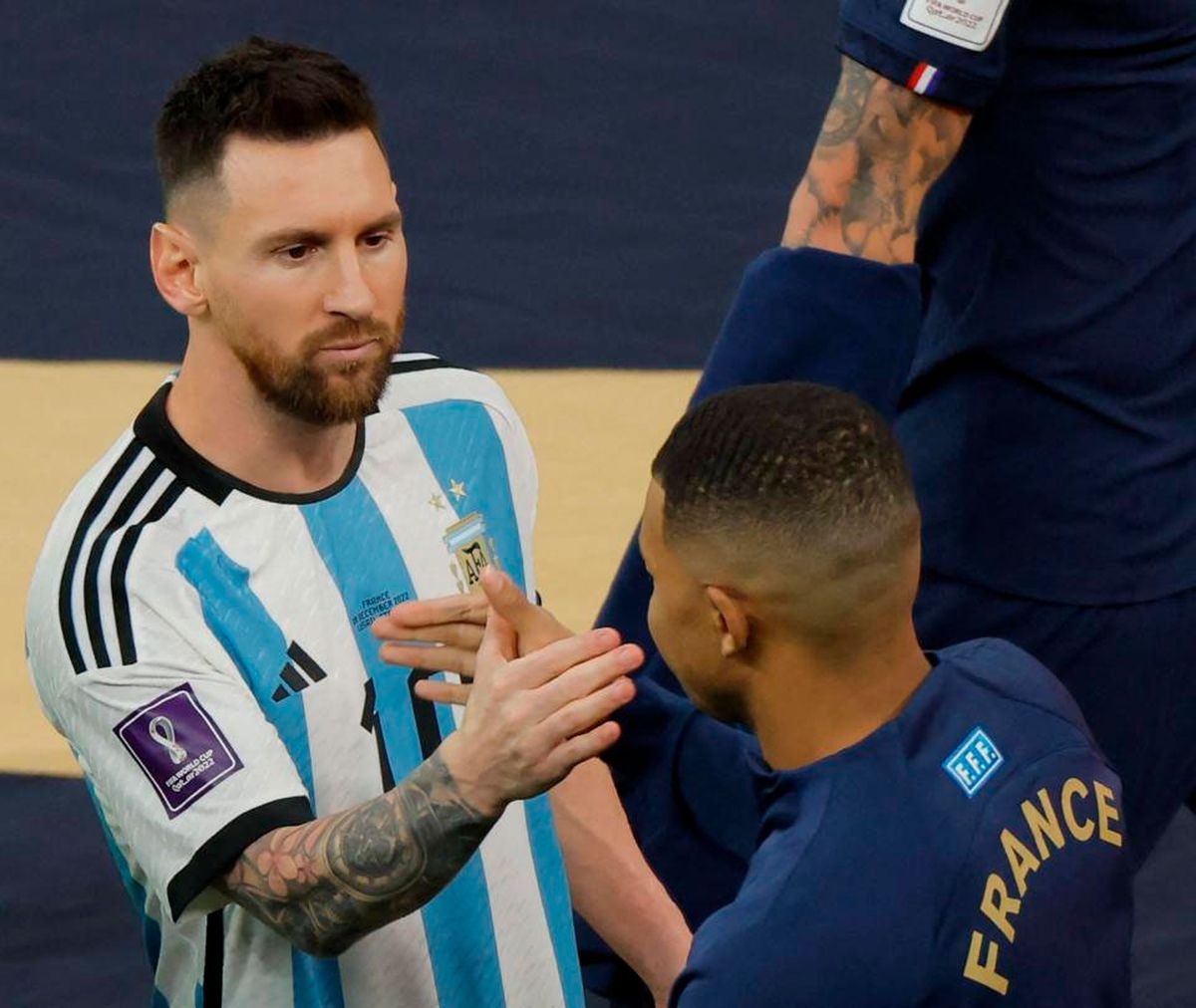 El saludo entre Lionel Messi y Kylian Mbappé en la previa a la final del Mundo en Qatar.