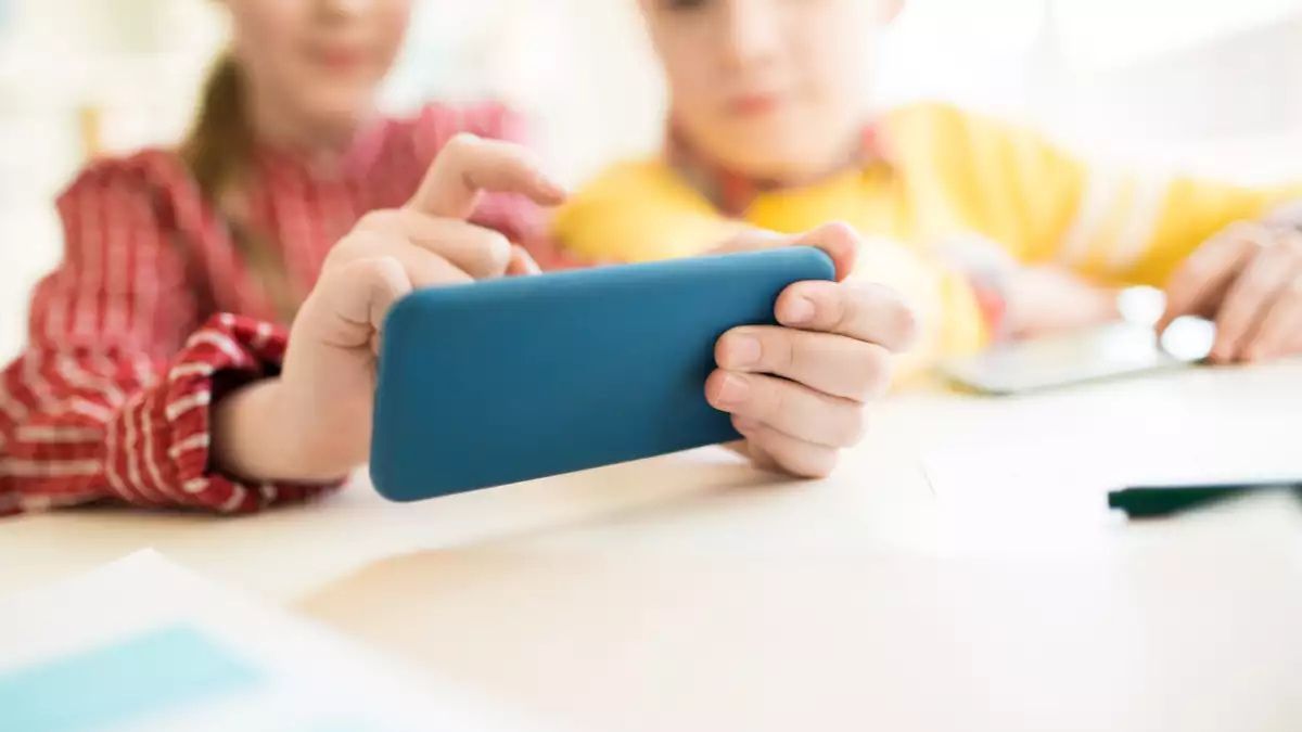 Joseph A. Buckhalt, explica que el uso intensivo de teléfonos inteligentes se convirtió en una de las principales causas de la falta de sueño en niños y adolescentes. Joseph A. Buckhalt, explica que el uso intensivo de teléfonos inteligentes se convirtió en una de las principales causas de la falta de sueño en niños y adolescentes.