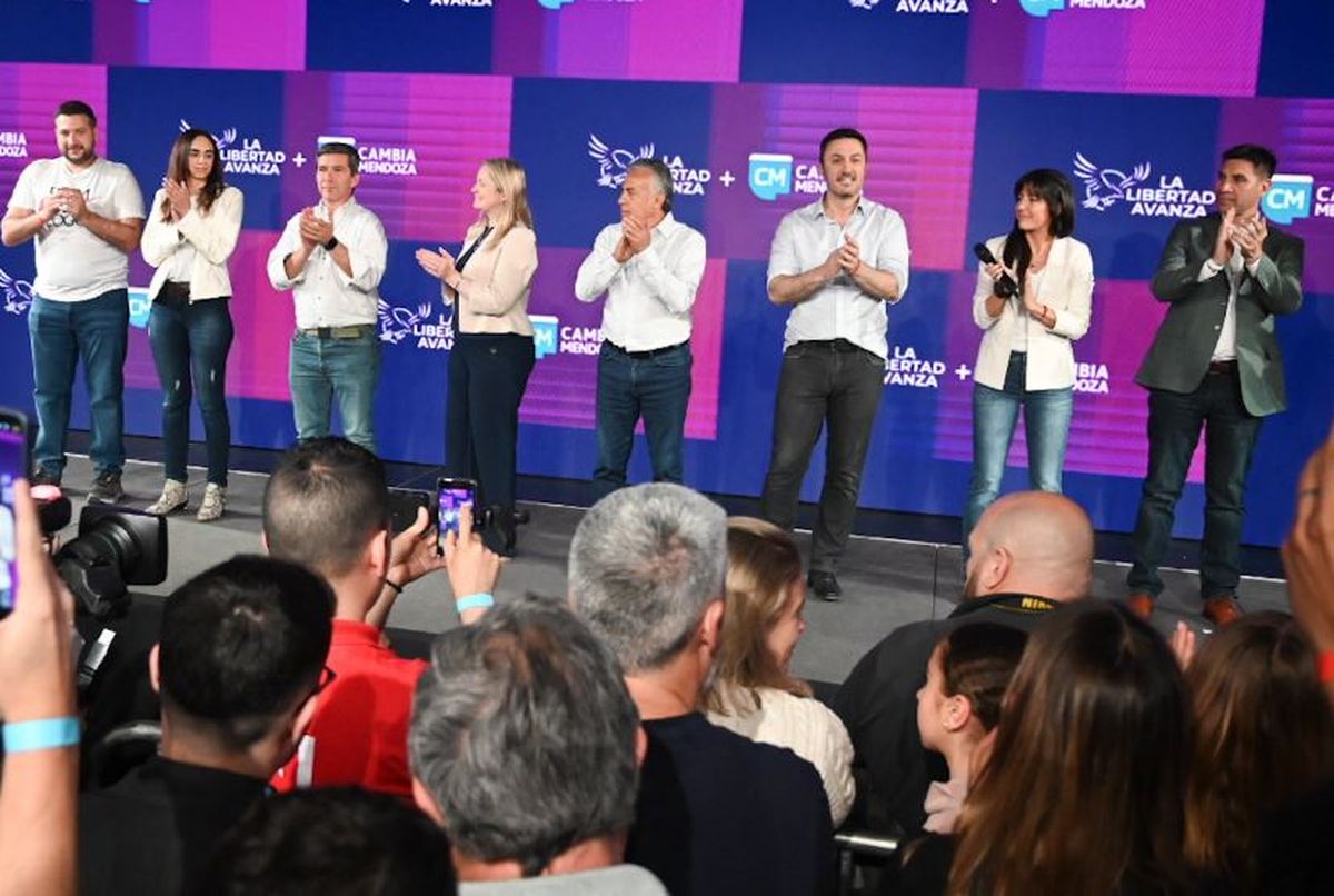 Alfredo Cornejo no tenía porqué saber que sus socios serían infieles a sus promesas de honestidad pero ahora también sigue atento la evolución de esos escándalos que involucran al presidente porque viene de un triunfo rimbombante en octubre aliado a él.