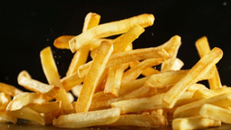 El truco con hielo que utilizan los cocineros más destacados para lograr las papas fritas más crujientes