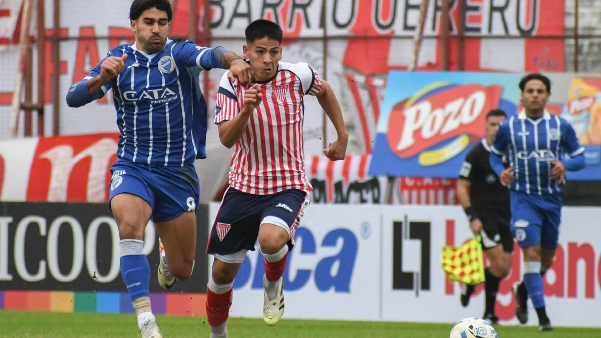Godoy Cruz visita a Los Andes en Lomas de Zamora por la 14ª fecha de la Primera Nacional. Martín Pino (9) desperdició un penal en el complemento.