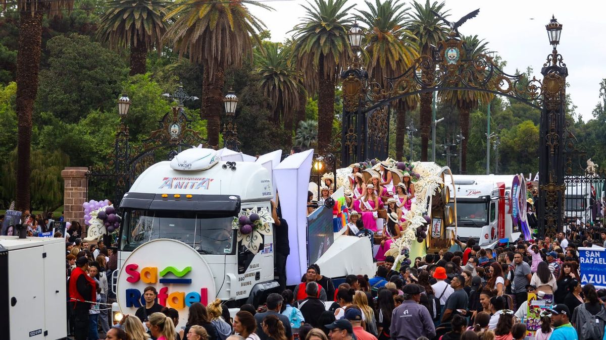 Además de la reina nacional, San Rafael se quedó con el segundo puesto del concurso al mejor carro vendimial. Además de la reina nacional, San Rafael se quedó con el segundo puesto del concurso al mejor carro vendimial.