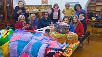 Diez años tejiendo solidaridad en Mendoza y más de 10.000 prendas para quienes más lo necesitan Diez años tejiendo solidaridad en Mendoza y más de 10.000 prendas para quienes más lo necesitan