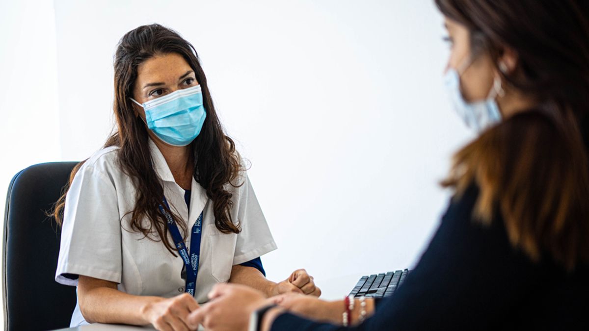 Dra. Constanza Ramacciotti en consultorio en Hospital Privado Universitario de Córdoba.