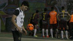 Se retiró del fútbol profesional por una grave lesión y hoy es arquero de futsal