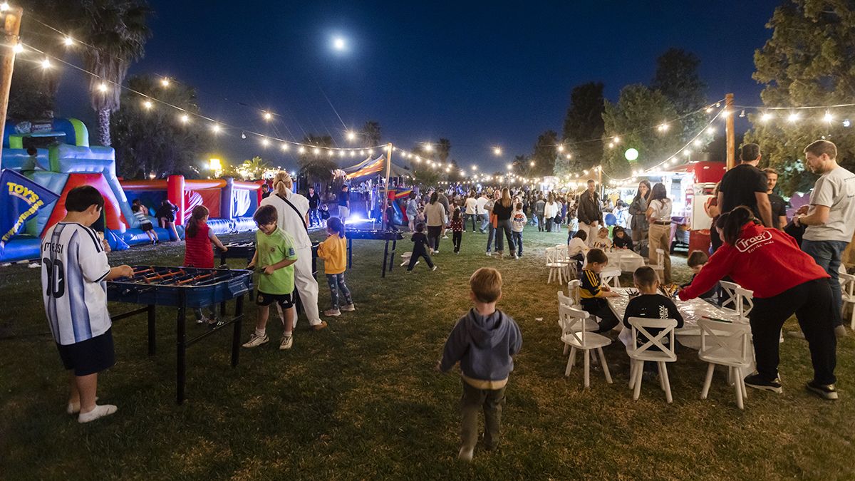 Inflables, foodtrucks, juegos y pista de baile en el Primavera Sunset de Dalvian. Inflables, foodtrucks, juegos y pista de baile en el Primavera Sunset de Dalvian.